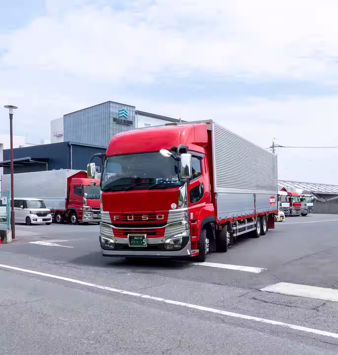 営業所を出発するトラック